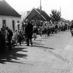 Week 24: Dorpsstraat - Koninginnedag op 30 april met een optocht door de kinderen van de lagere scholen