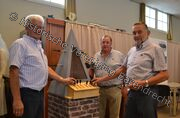 Roelof Roomer (Historische Vereniging), kerkrentmeester Simon Hoek en Ton Blinde (Historische Vereniging) bij het model van de Optische Telegraaf van Lipkens.