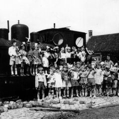 Week 13: Dorpsstraat - De laatste RTM stoomtram reed in 1957 door ons dorp. De leerlingen van de kleuterschool namen afscheid van deze tram
