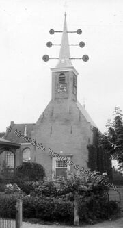 Zo moet de Dorpskerk van Barendrecht er van 1831 tot 1840 uitgezien hebben. Met de Optische Telegraaf van Lipkens op de torenspits. (fotomontage: Historische Vereniging Barendrecht)