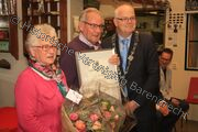 Ad en Nel den Otter ontvangen een Barendrechtse Waarderingsspeld uit handen van burgemeester Jan van Belzen