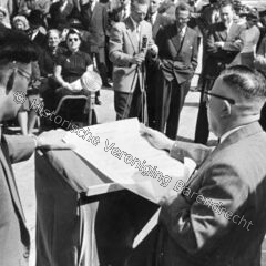 Hoofdonderwijzer De heer Den Hollander leest de oorkonde voor die hij voor de eerstesteenlegging van de nieuwe Groen van Prinsterer op 25 juni 1955 heeft opgesteld.