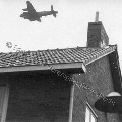 Britse Lancaster bommenwerper boven de Stationswijk (Oranjewijk) 29 april 1945.