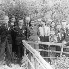 Een dag na de bevrijding staan de onderduikers en verzetsstrijders in de tuin bij de boerderij van verzetsvrouw Jaan Jiskoot aan de Dorpsstraat. (anno 2026 thv apotheek de Lindehoeve)
